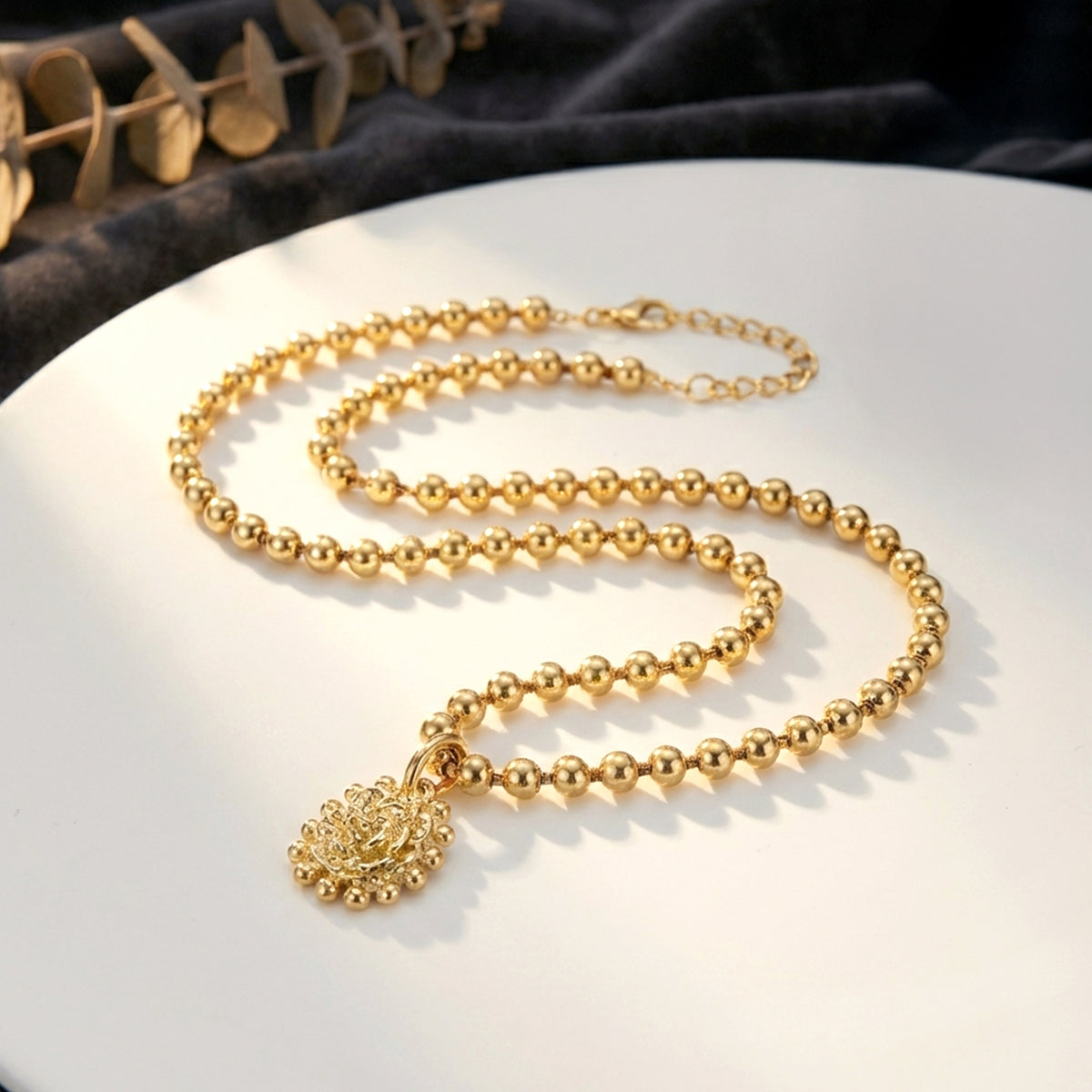 Sparkling Droplets in Gold